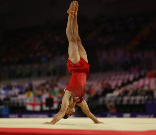Escalofriante caída de un gimnasta inglés en los Juegos de la Commonwealth: fue trasladado de urgencia al hospital