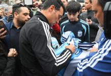 Lionel Scaloni volvió a la casa de sus padres en Pujato y fue recibido por una multitud: “Perdimos porque ellos fueron mejores”