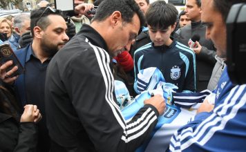 Lionel Scaloni volvió a la casa de sus padres en Pujato y fue recibido por una multitud: “Perdimos porque ellos fueron mejores”