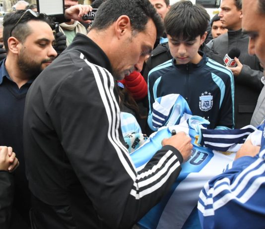 Lionel Scaloni volvió a la casa de sus padres en Pujato y fue recibido por una multitud: “Perdimos porque ellos fueron mejores”
