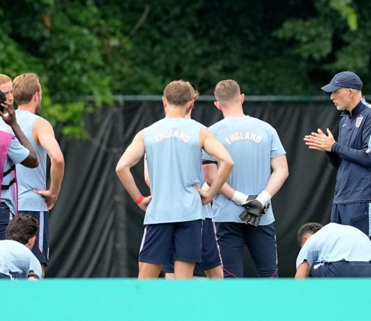 Tensión en el Mundial: detuvieron a un hombre que irrumpió armado con una herramienta en la concentración de Inglaterra