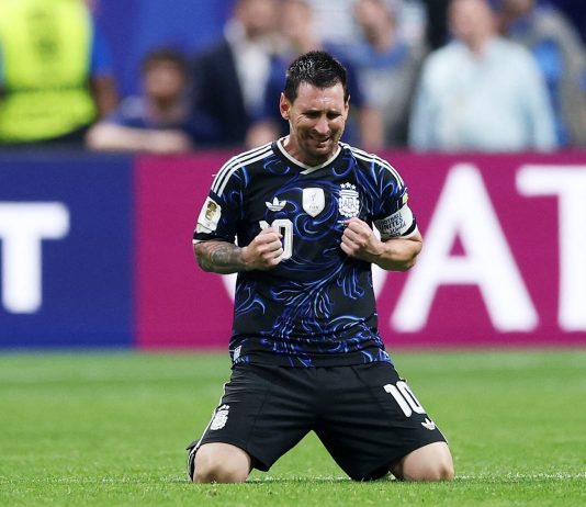 Un diario inglés acusó a la selección argentina de “tácticas antideportivas” tras su victoria en el Mundial: “Auténticos sinvergüenzas”