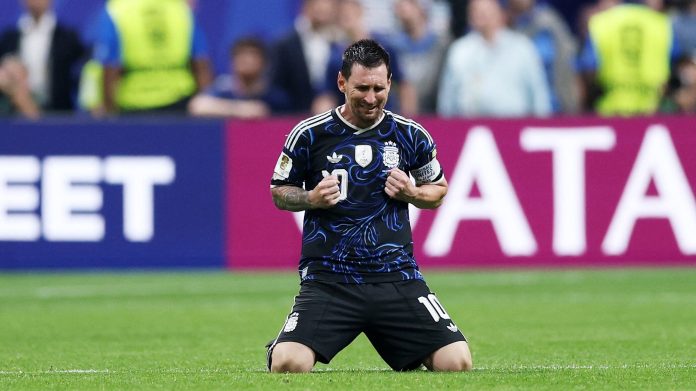 Un diario inglés acusó a la selección argentina de “tácticas antideportivas” tras su victoria en el Mundial: “Auténticos sinvergüenzas”
