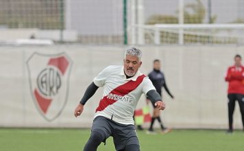Asistencia de lujo y golazo de tiro libre: el show del Burrito Ortega a sus 52 años en el Senior de River Plate