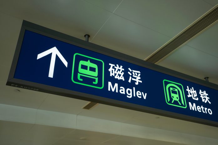 China prueba un tren magnético récord que “vuela” a 800 km/h en segundos