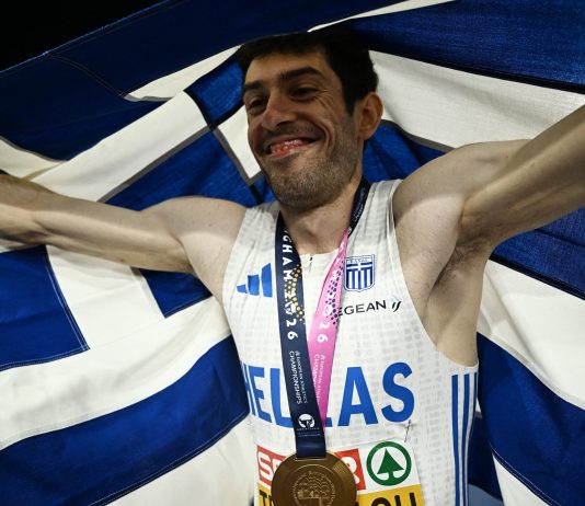 Ganó la medalla de oro en atletismo, pero durante una nota en vivo se dio cuenta de un descuido y su reacción generó la risa del cronista