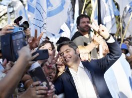 Kicillof teje lazos con sectores del peronismo federal y retrasa la negociación con Máximo Kirchner y Massa