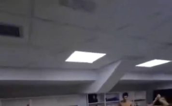 Locura en la Conference League: el presidente del club entró al vestuario con una bolsa de dinero para celebrar la clasificación del equipo