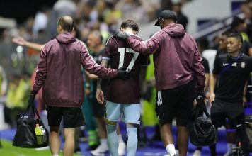 “Ridícula”: la “asistencia fantasma” de Garnacho que desató las bromas en las redes y el golpe que lo sacó del amistoso del Aston Villa