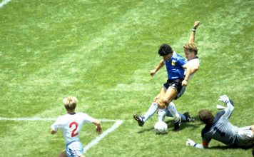 Una tormenta tropical, un vuelo de alto riesgo y un gol mítico que no vio: la increíble historia del regreso de Maradona al Azteca