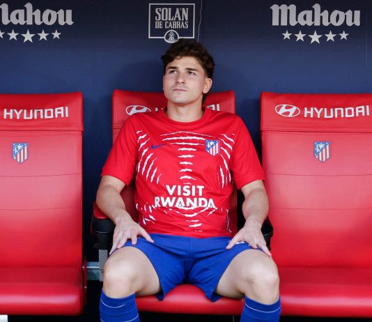De los silbidos a los aplausos: el cambio del público del Atlético de Madrid con Julián Álvarez y el golazo que le sacaron en la línea
