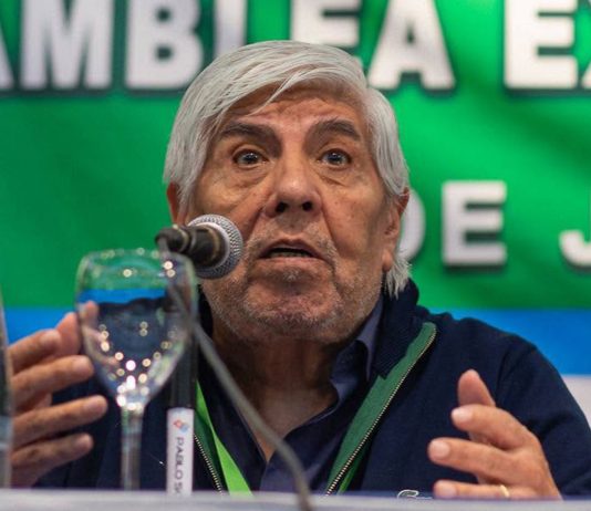 Hugo Moyano reclamó a los empresarios un aumento salarial y otras mejoras en forma urgente, mientras el Gobierno intervino una cámara del sector