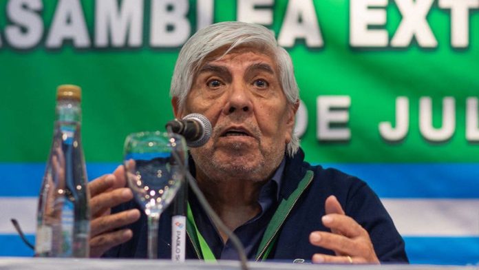 Hugo Moyano reclamó a los empresarios un aumento salarial y otras mejoras en forma urgente, mientras el Gobierno intervino una cámara del sector