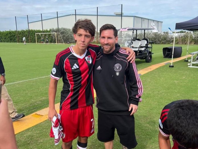 “Jugaste un partidazo, muy bien”: la historia de la promesa de las Inferiores de River Plate que deslumbró a Messi