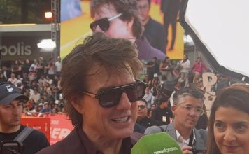 La inesperada respuesta de Tom Cruise al recibir la camiseta de un equipo argentino durante la presentación de su nueva película
