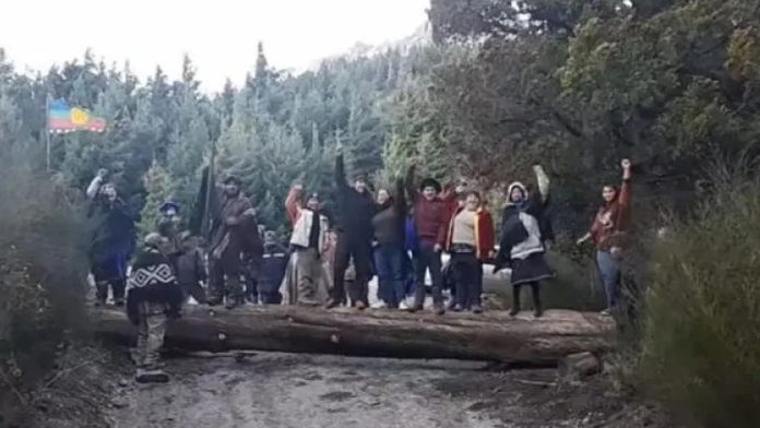 Neuquén terminará un camino clave en Villa La Angostura a pesar de un conflicto mapuche que sigue abierto