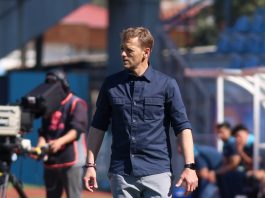 Susto en el fútbol chileno: un entrenador argentino sufrió una arritmia en pleno partido y fue trasladado en ambulancia