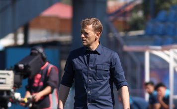 Susto en el fútbol chileno: un entrenador argentino sufrió una arritmia en pleno partido y fue trasladado en ambulancia