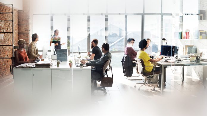 Talentos “AI Native”: cómo es el programa que permite trabajar en tres empresas en 18 meses