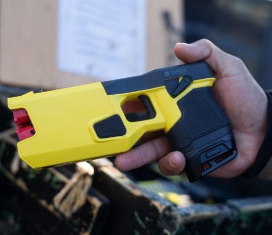 Avanza un proyecto de ley para habilitar el uso de las pistolas Taser para la Policía Bonaerense