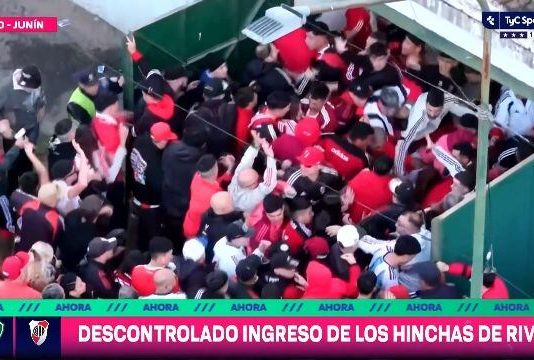 Caos y heridos: los incidentes en el ingreso de la hinchada de River al estadio Eva Perón de Sarmiento