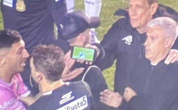 Cobró un penal inexistente, se lo mostraron en el teléfono y se rectificó: la insólita secuencia del “celuVAR” en el fútbol argentino