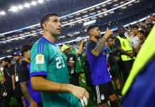 Dibu Martínez mostró cómo le quedó la mano tras atajar fracturado todo el Mundial: “Sentía cuatro dedos”