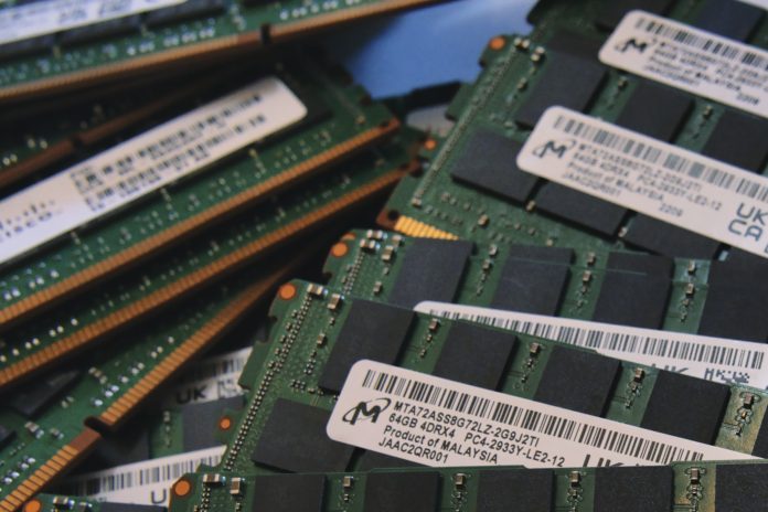 La escasez global de chips para RAM y SSD empeorará en los próximos dos años, advierte el CEO de Micron