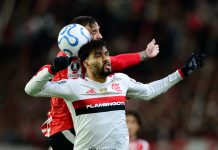 La polémica en Estudiantes-Flamengo: el brutal codazo de Paquetá a Piovi que debió ser sancionado con roja