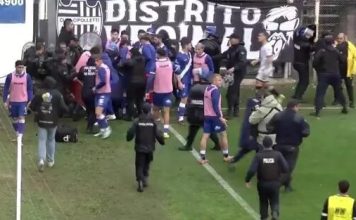 Tres rojas, caída de una camilla, golpes e intervención policial: los videos de los incidentes en una semifinal del fútbol argentino